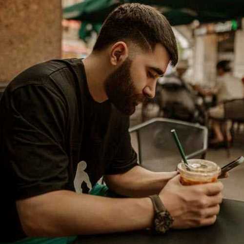 دانلود آهنگ به من چه این همه غریبه دورشه